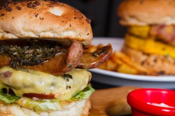 Hamburguesa de Chorizo con Queso y Carne