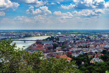 Obraz premium Landscape of Budapest over the Danube river.