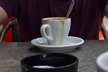 Taza de café ligeramente derramado 