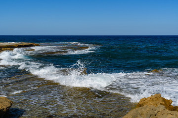 fale na skalistym wybrzeżu w Cap de l'Horta, Hiszpania