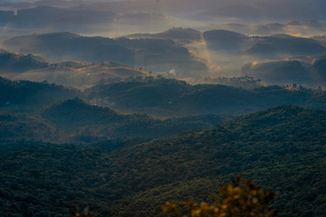 Vista do nascer do sol na montanha