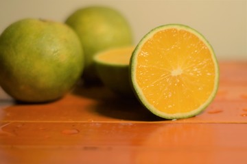 naranjas primer plano cortada sobre madera