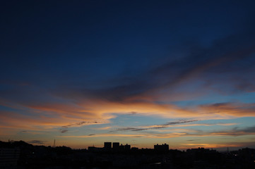 Obraz premium 夕暮れの空とシルエットの町並み