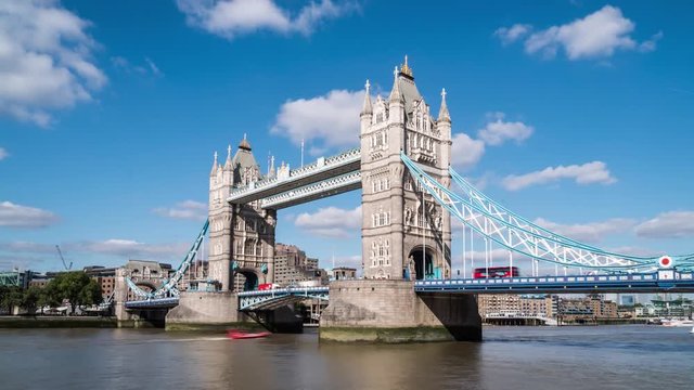 Tower Bridge in London, zoom timelapse