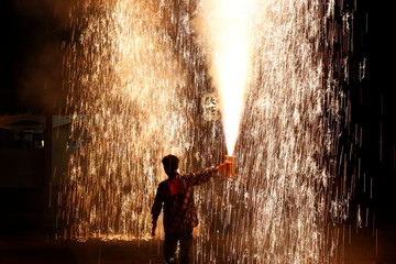 東海道宿場町国府、夏祭りの手筒花火