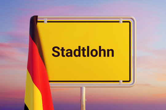 Stadtlohn. Gelbes Schild/Ortsschild. Flagge von Deutschland h&auml;ngt dar&uuml;ber. Himmel mit Sonnenuntergang oder Sonnenaufgang