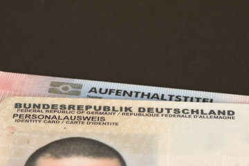 Aufenthaltserlaubnis und deutscher Personalausweis