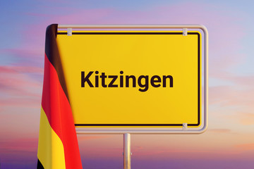Kitzingen. Gelbes Schild/Ortsschild. Flagge von Deutschland hängt darüber. Himmel mit Sonnenuntergang oder Sonnenaufgang