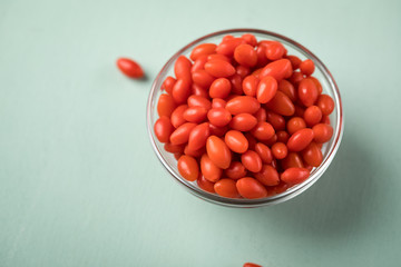 Frische Goji-Beeren Superfood in Glas Schale auf Mint Grün Pastell Hintergrund