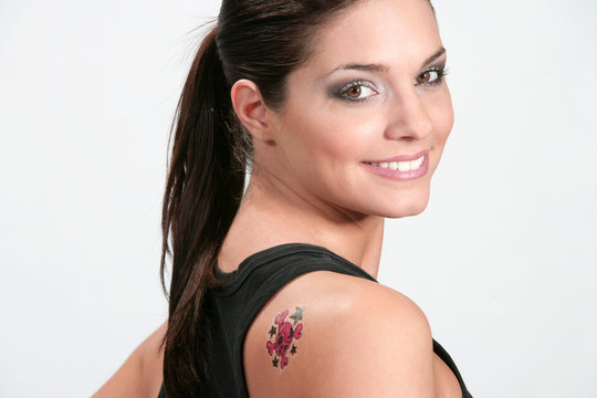 Jeune femme brune avec un tatouage ephemere