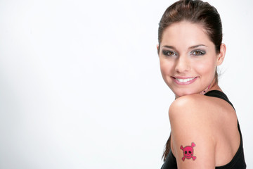 Jeune femme brune avec un tatouage ephemere