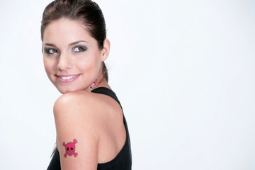 Fototapeta na wymiar Jeune femme brune avec un tatouage ephemere