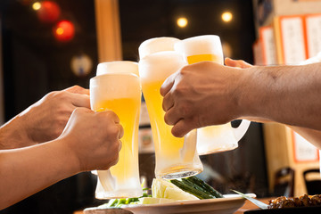 居酒屋でビールで乾杯をするイメージ（霜あり）