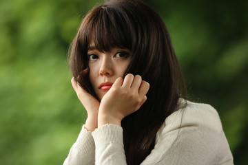 悲しげな表情の女性