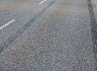 Bremsspur nach Autounfall auf der Stra&szlig;e