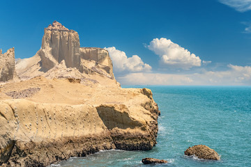 unsurpassed Mofannagh beach with incredible mountains on the coast and the Persian Gulf on the Iranian island of Hormuz © Oleksii Hlembotskyi