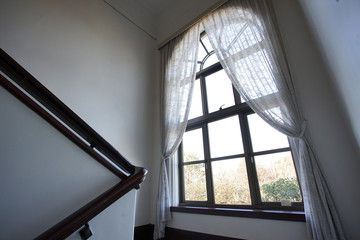 Obraz premium A curtain and window of the half-landing
