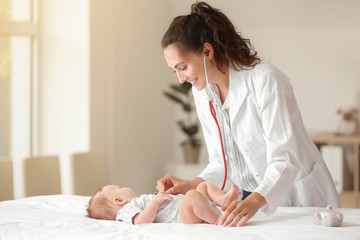 Obraz na płótnie Canvas Pediatrician examining little baby in clinic