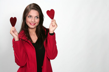 Jolie brune habillée en rouge pour la Saint Valentin