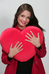 Jolie brune habillée en rouge pour la Saint Valentin