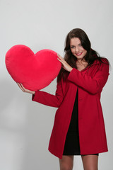 Jolie brune en rouge pour la Saint Valentin