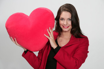 Jolie brune en rouge pour la Saint Valentin