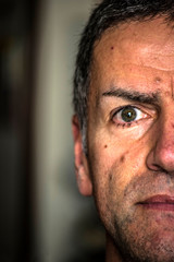 mezzo volto maschile occhi verdi con barba