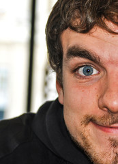 mezzo volto ragazzo occhi azzurri barba