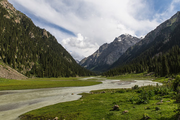 Fototapeta na wymiar altyn arashan valley in Kyrgyzstan with green fields and wide river