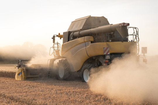 moisson bl&eacute; tracteur moissonneuse moissonneuse batteuse agriculture agriculteur gluten c&eacute;r&eacute;ale c&eacute;r&eacute;alier bras manchon benne contre jour &eacute;t&eacute; sec r&eacute;colte agricole champ chaud chaleur
