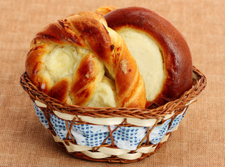 hot cross buns in basket