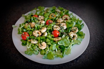 green salad with shrimps and cherry tomatoes