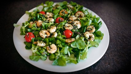 green salad with shrimps and cherry tomatoes