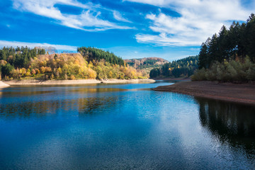 Talsperre unter blauem Himmel