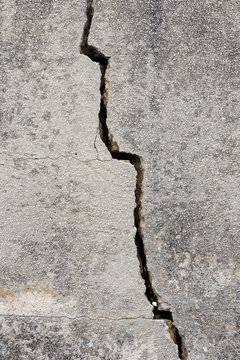 Fissure dans un mur en b&eacute;ton, arri&egrave;re-plan, s&eacute;cheresse 