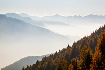 Valtellina (IT) - Vista autunnale con foschìa