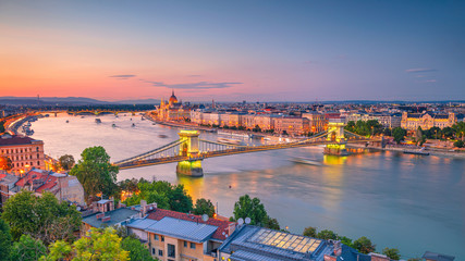 Fototapeta premium Budapeszt, Węgry. Zdjęcie lotnicze pejzaż panoramy Budapesztu z Mostu Łańcuchowego i budynku parlamentu podczas letniego zachodu słońca.