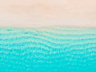 Tropischer Strand mit türkisfarbenem Kristallozean. © artifirsov