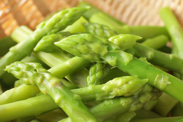 茹でたざるに載せた夏野菜のアスパラガス
