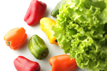 レタスやカラーのピーマンや色のついトマトの集合イメージ写真
