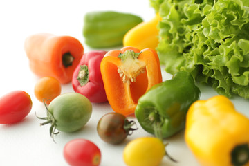 レタスやカラーのピーマンや色のついトマトの集合イメージ写真