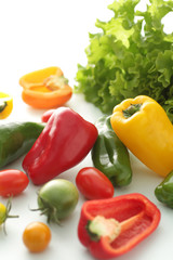 レタスやカラーのピーマンや色のついトマトの集合イメージ写真