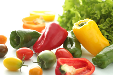 レタスやカラーのピーマンや色のついトマトの集合イメージ写真