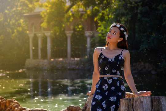 Bella asi&aacute;tica absorta parque destello