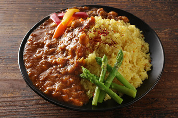 サフランライスと夏野菜のアスパラガス・パプリカのピクルスのカレー