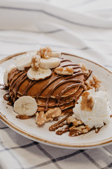 tortitas de america achocolatado, bañado con plátanos y nata