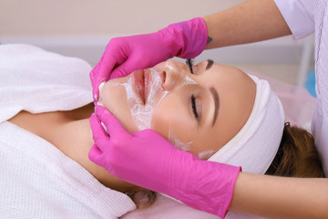 Obraz na płótnie Canvas Spa Woman applying Facial cleansing Mask.