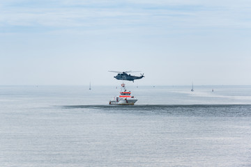 SOS Hubschrauber und Boot der Küstenwache zur Seenotrettung