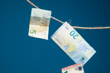 Billetes de dinero, billetes de Euro colgados de un hilo o de un cordel en forma de collar, sobre...