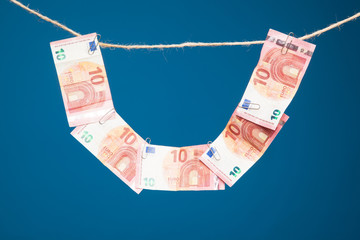 Billetes de dinero, billetes de Euro colgados de un hilo o de un cordel en forma de collar, sobre...
